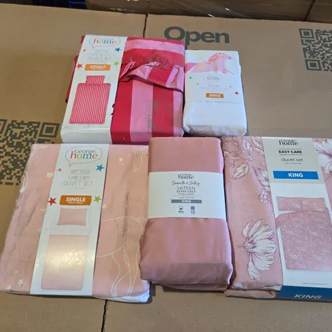 BOX OF APPROXIMATELY 12 ASSORTED BEDDING AND SOFT FURNISHING  ITEMS TO INCLUDE - SATEEN EXTRA DEEP FITTED SHEET , UNICORN DUVET SET , DUVET SET KING ETC