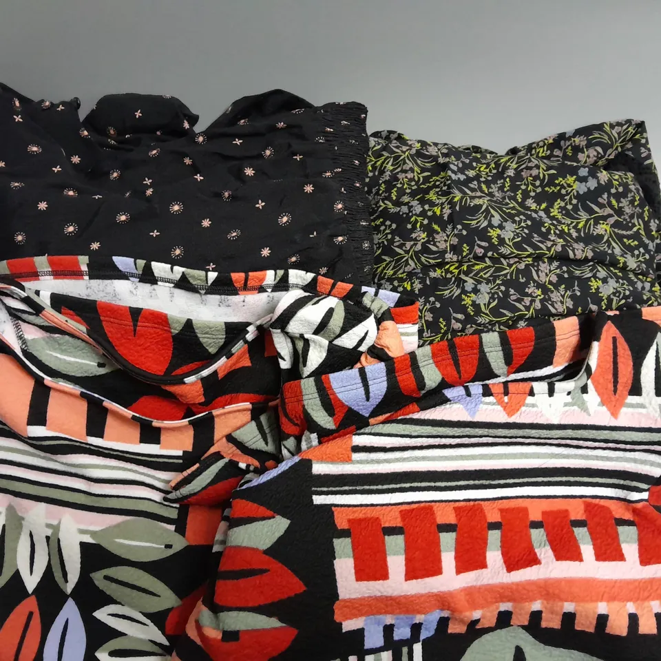 APPROXIMATELY 8 ASSORTED WOMEN'S CLOTHING TO INCLUDE DRESSES AND JUMPSUIT 