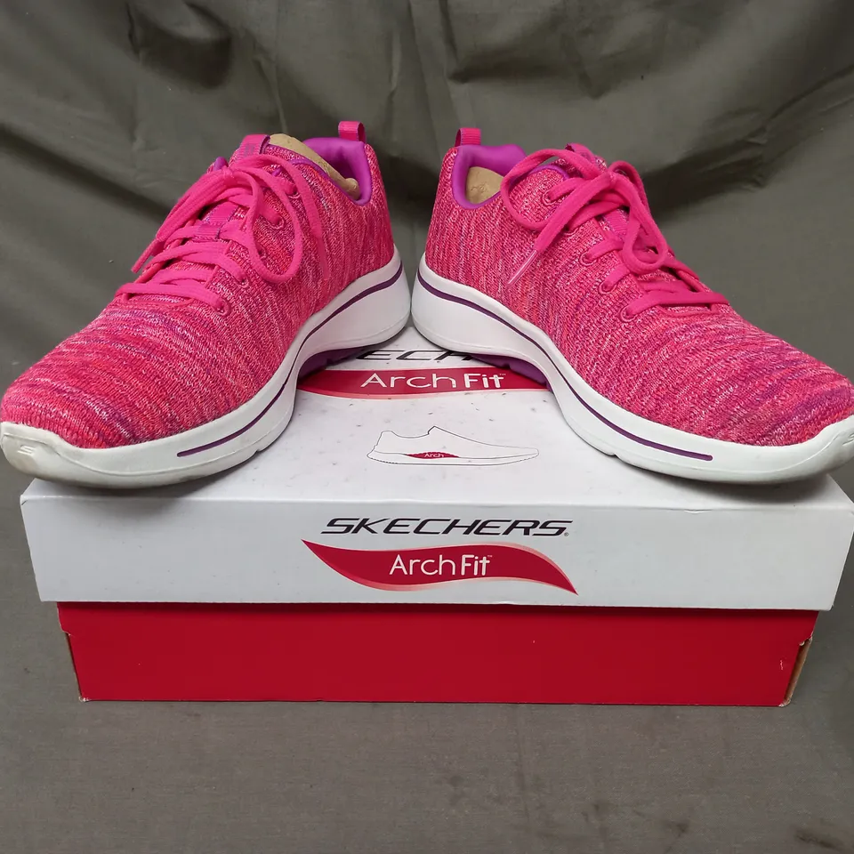 BOXED PAIR OF SKECHERS GO WALK GLEE TRAINERS IN PINK SIZE 5
