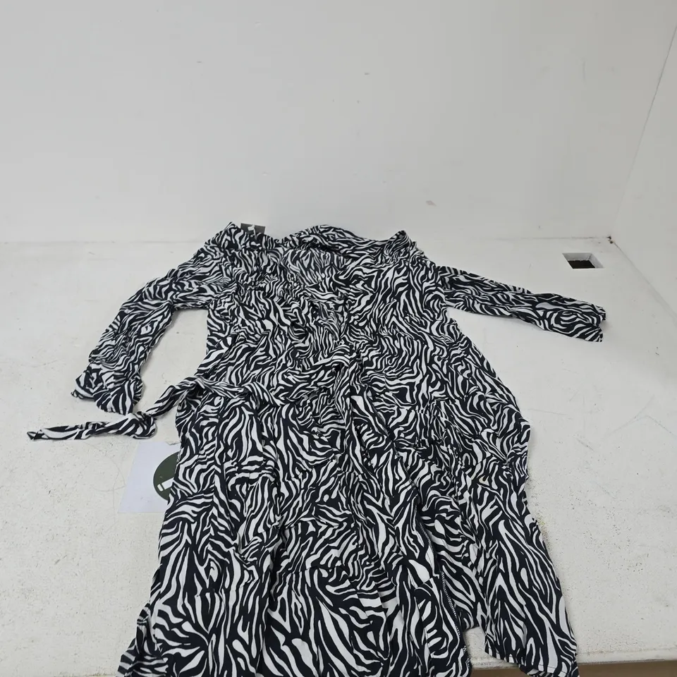 BOX OF APPROXIMATELY 45 ASSORTED CLOTHING ITEMS TO INCLUDE: TAMSY BLOUSE