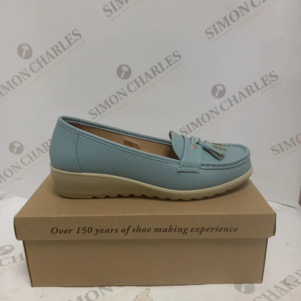 BOXED PAIR OF CUSHION WALK TASSLE LOAFERS IN BLUE - SIZE 7