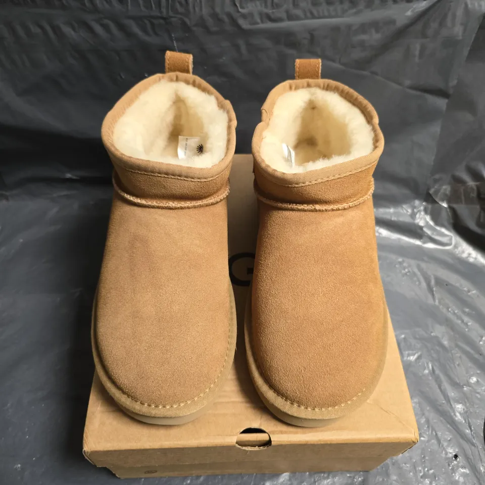 UGG WOMEN’S MINI BAILEY BUTTON II BOOTS – CHESTNUT, UK 7 (US 9, EU 40)