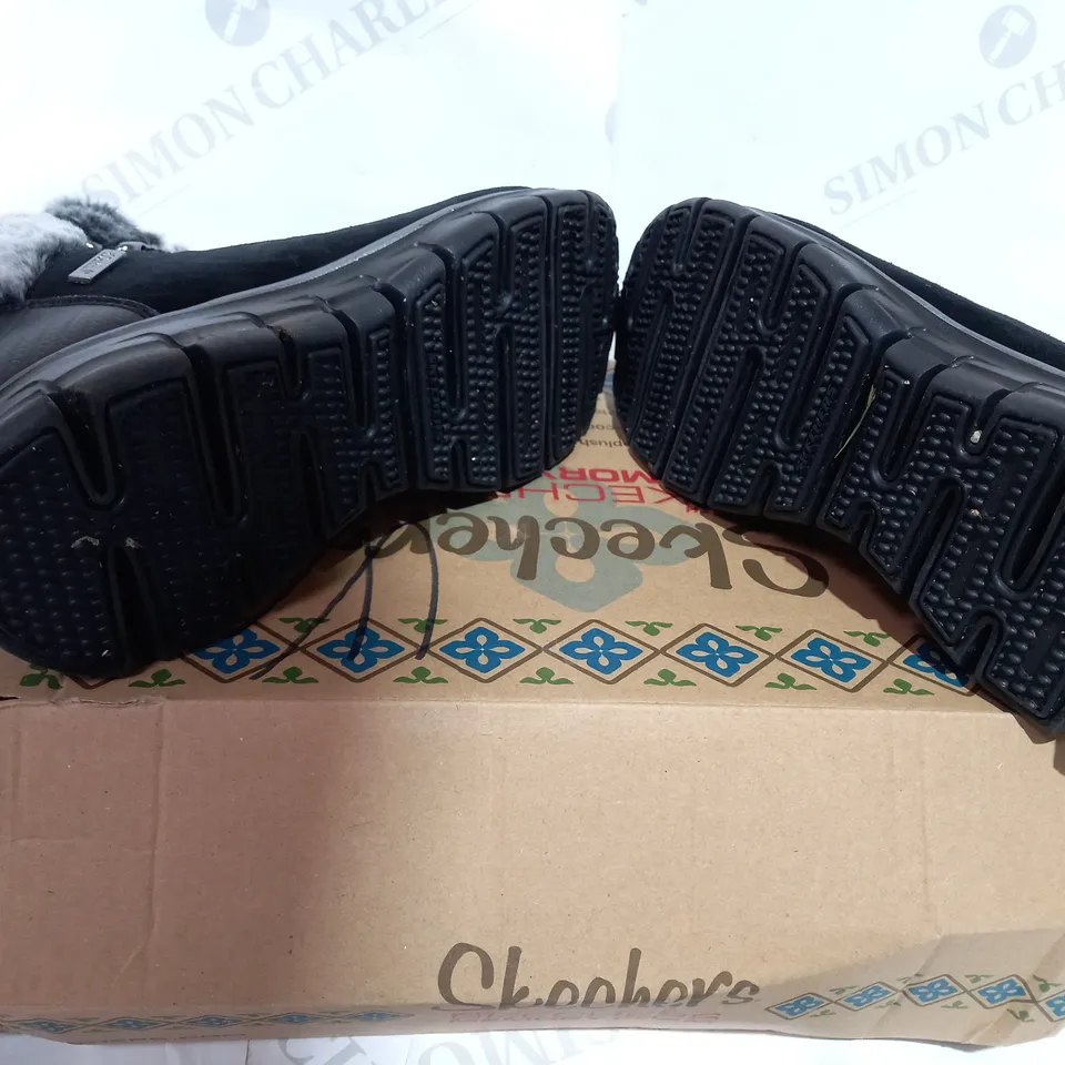 BOXED PAIR OF SKECHERS BLACK SYNERGY BOOTS  - SIZE 4