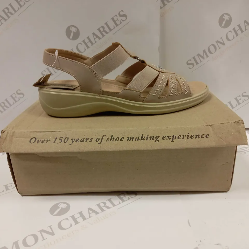 BOXED PAIR OF CUSHION-WALK OPEN TOE SANDALS UK SIZE 5