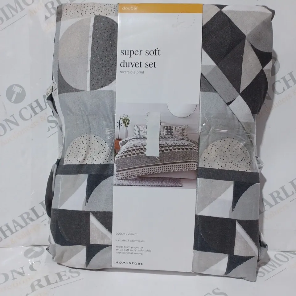 HOMESTORE SUPER SOFT DUVET SET W. REVERSIBLE PRINT IN GREY - DOUBLE