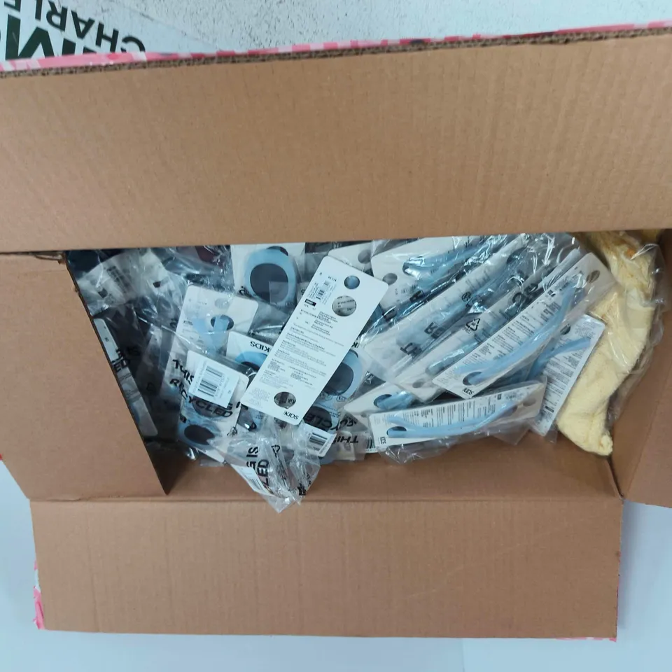 BOX OF APPROXIMATELY 15 ASSORTED CLOTHING ITEMS TO INCLUDE: STARS BAGGY SWEATPANTS XL