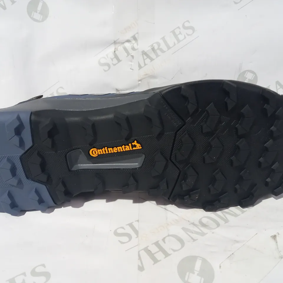 BOXED PAIR OF DESIGNER SHOES IN THE STYLE OF ADIDAS TERREX AX4 GTX IN BLUE/GREY/BLACK UK SIZE 10.5 