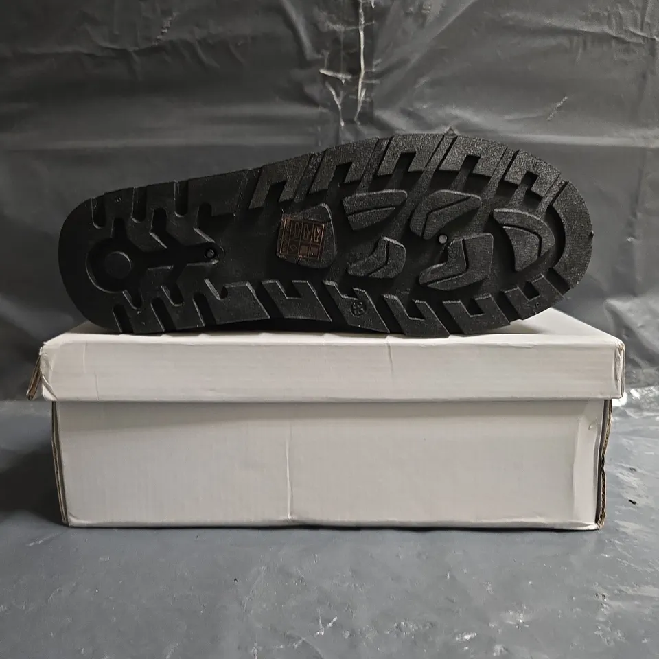 BOXED PAIR OF UNBRANDED FAUX FUR LINED SHOES IN BLACK SIZE EU 39