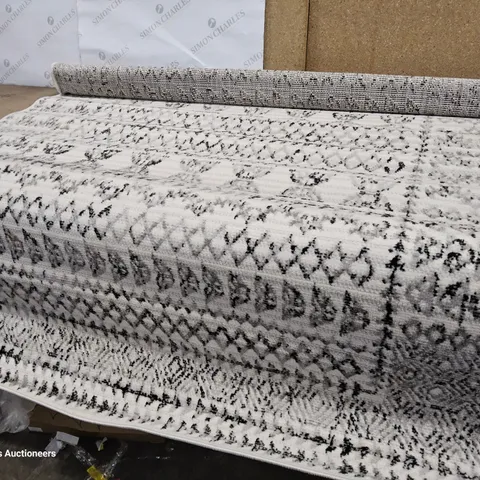 KACE GREY/BLACK/IVORY RUG 4'3" × 5'7"