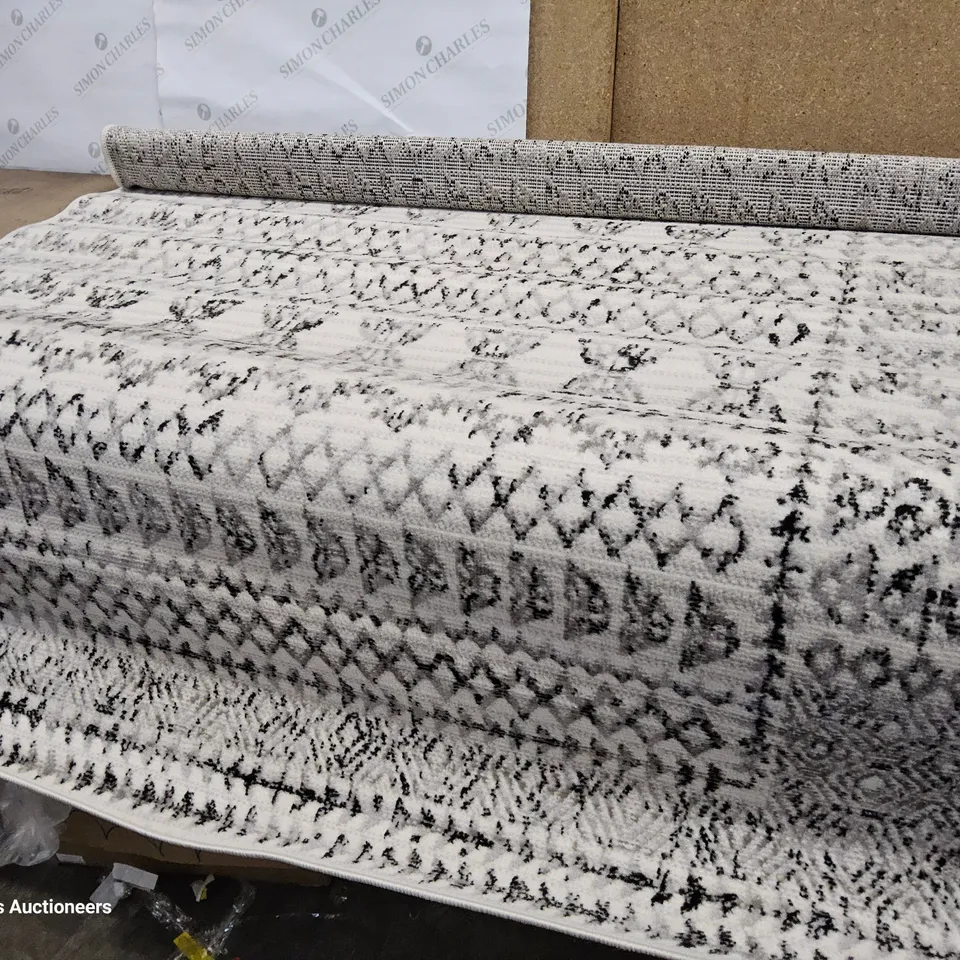 KACE GREY/BLACK/IVORY RUG 4'3" × 5'7"
