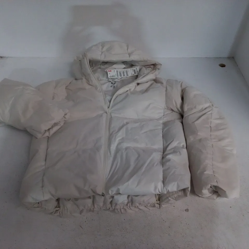 UNI QLO WOMENS SEAMLESS DOWN PARKA IN WHITE - S