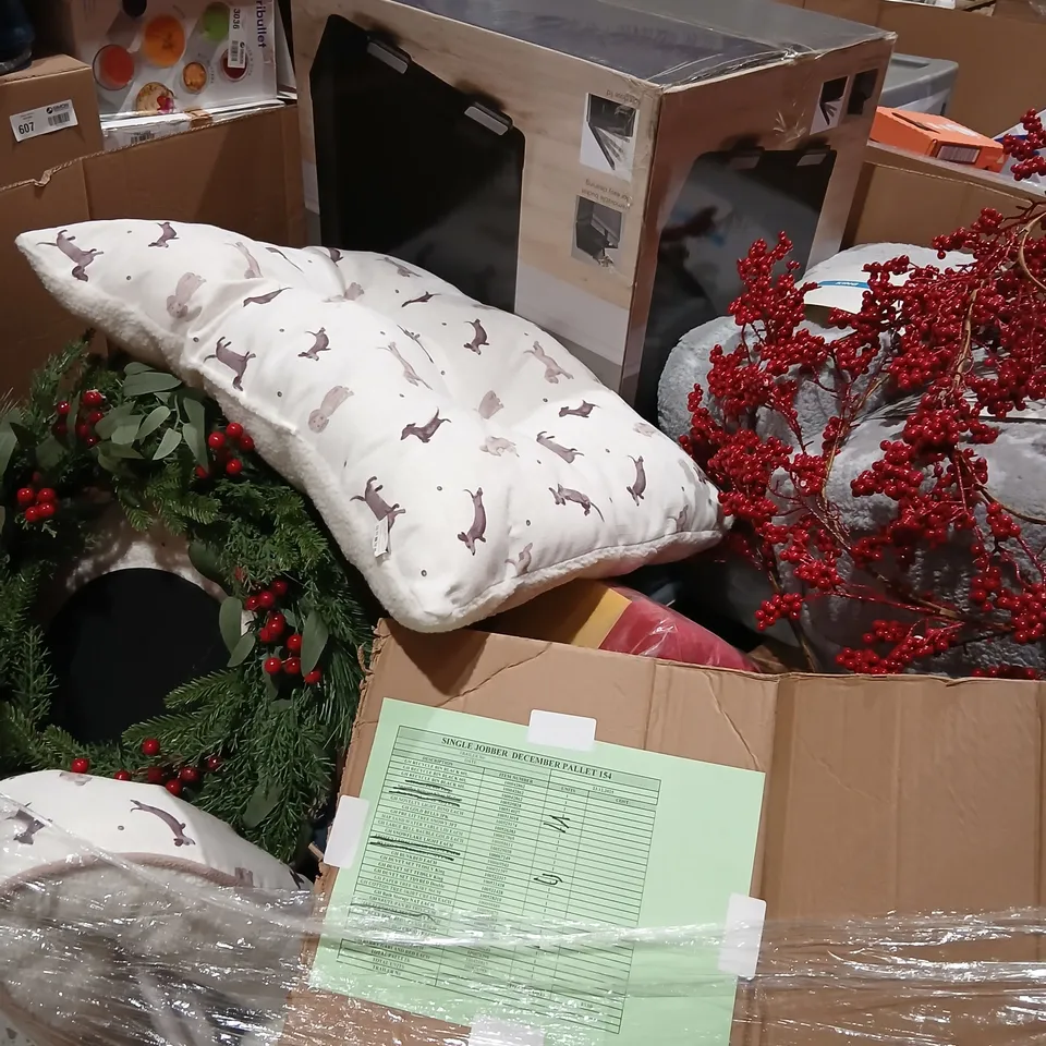 PALLET OF APPROXIMATELY 20 ASSORTED PRODUCTS TO INCLUDE; RECYCLE BIN, NOVELTY LIGHT DUO, GOLD BELLS, DUVET SET, BERRY GARLAND AND WREATH CONE