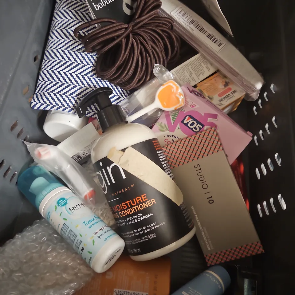 APPROXIMATEY 20 ASSORTED HEALTH AND BEAUTY PRODUCTS TO INCLUDE - MAX FACTOR CREAME PUFF PRESSED POWDER - PANTENE OIL MIST - SENSODYNE MOUTHWASH - ETC
