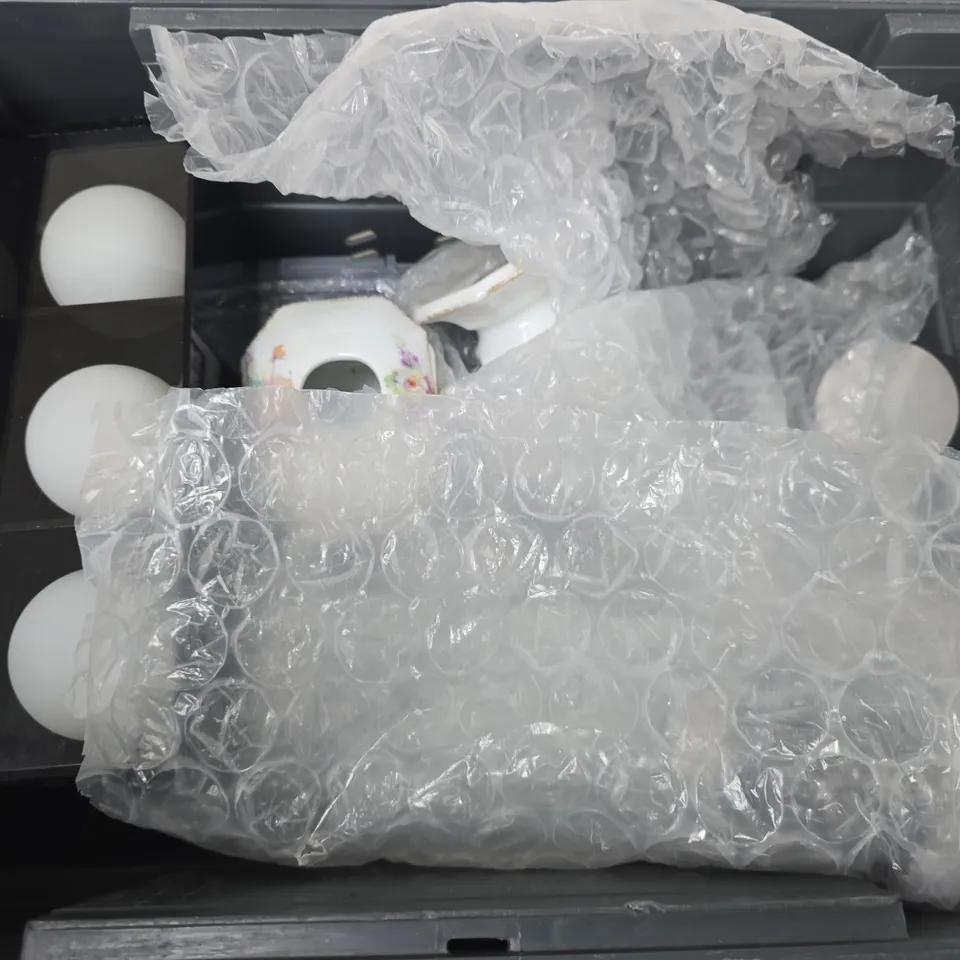 APPROXIMATELY 6 ASSORTED HOUSEHOLD ITEMS TO INCLUDE IGLU FOOD CONTAINER, DISCO 3 BALLS LED LIGHT, CANDLE HOLDER, ETC - COLLECTION ONLY