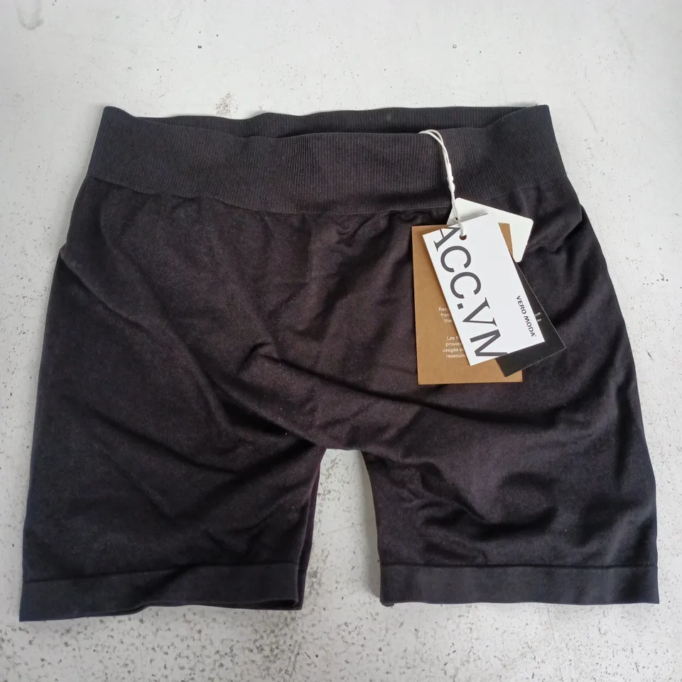 VERO MODA JACKIE SEAMLESS MINI SHORTS IN BLACK - S/M