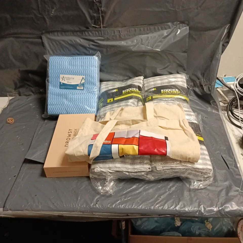 BOX OF APPROXIMATELY 20 ASSORTED HOUSEHOLD ITEMS INCLUDING KOOKS KITCHEN TOWELS, BLUE DISH CLOTHS, ALTRO TOTE BAG AND SLEEP MASK