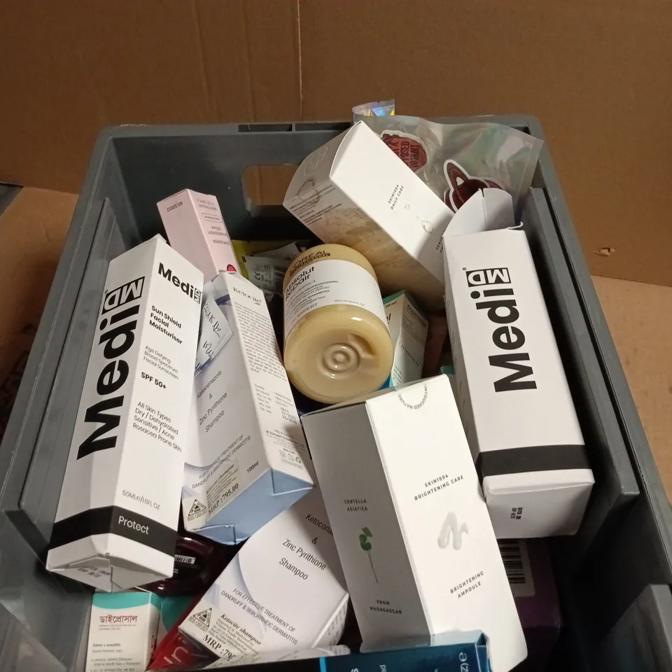 APPROXIMATELY 20 ASSORTED COSMETIC ITEMS INCLUDING L'OREAL ABSOLUT REPAIR , DIPROSAL LOTION AND BONDI SANDS TANNING FACE MIST 