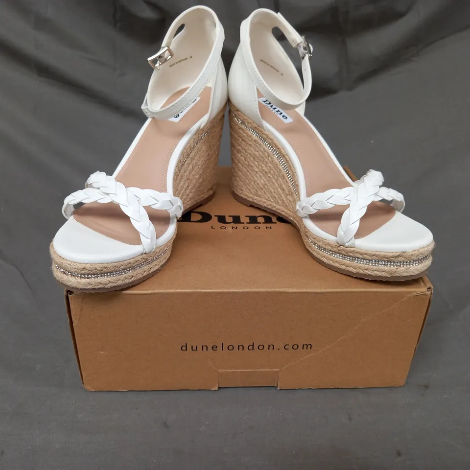 BOXED PAIR OF DUNE LONDON 081 KHAI OPEN TOE HIGH WEDGE SANDALS IN WHITE SIZE 5