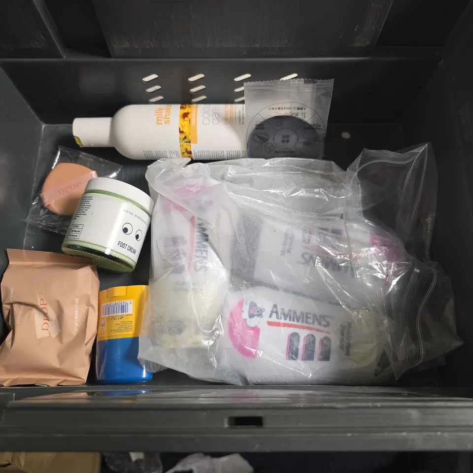 LOT OF APPROXIMATELY 20 ASSORTED HEALTH AND BEAUTY ITEMS TO INCLUDE MILK SHAKE SHAMPOO, BALEA MASKS AND SANEX BODY WASH