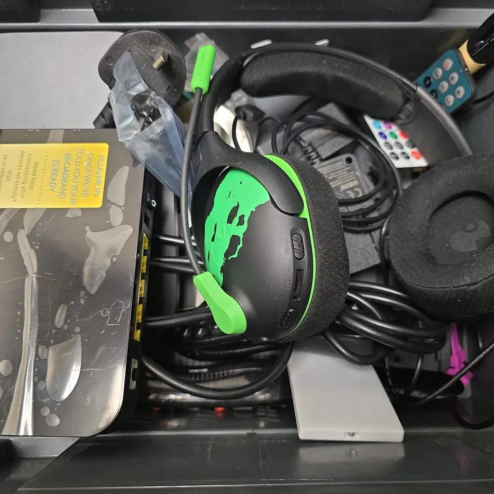 APPROXIMATELY 7 ASSORTED ITEMS TO INCLUDE - BT HUB , PORTABLE SPEAKER, CD PLAYER ETC