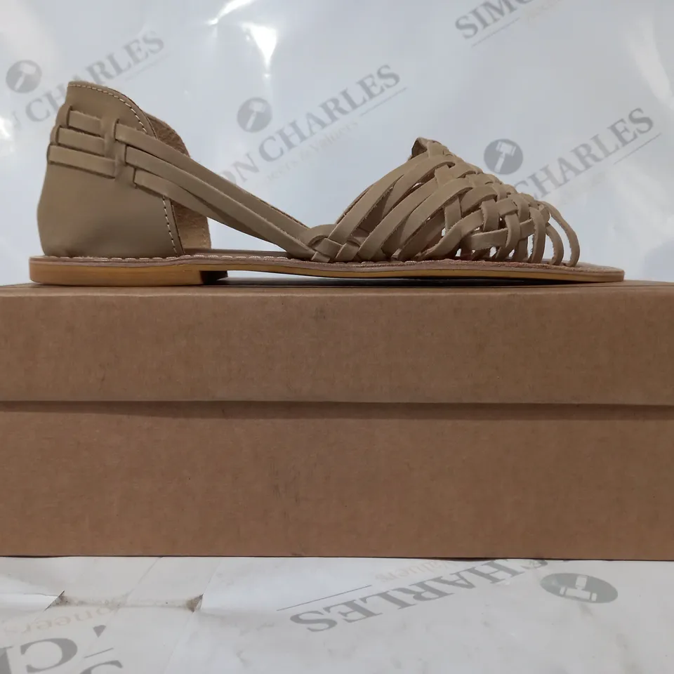 BOXED PAIR OF ASOS DESIGN WIDE FIT FRANCIS LEATHER WOVEN FLAT SANDALS IN TAUPE UK SIZE 6