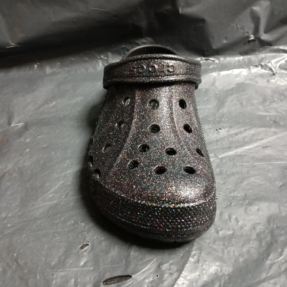 PAIR OF CROCS BAYA GLITTER CLOGS IN BLACK SIZE UK M7/W8