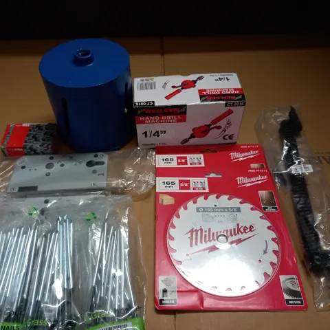 LOT OF 11 ASSORTED TOOL AND DIY ITEMS TO INCLUDE MILWAWKWW BLADES AND NIELSEN HAND DRILL