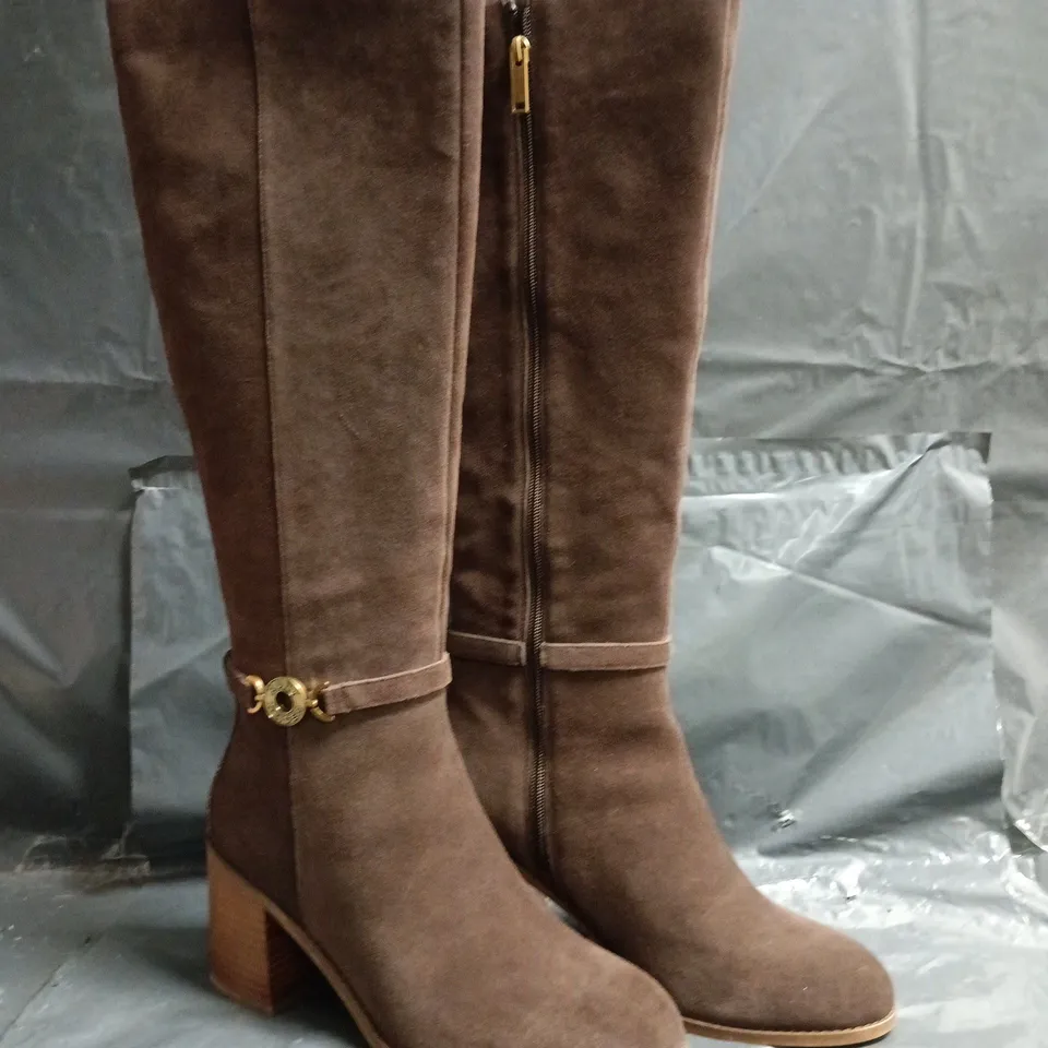 BOXED PAIR OF KURT GEIGER BROMLEY BLOCK HEEL KNEE-HIGH BOOTS IN BROWN SIZE EU 41