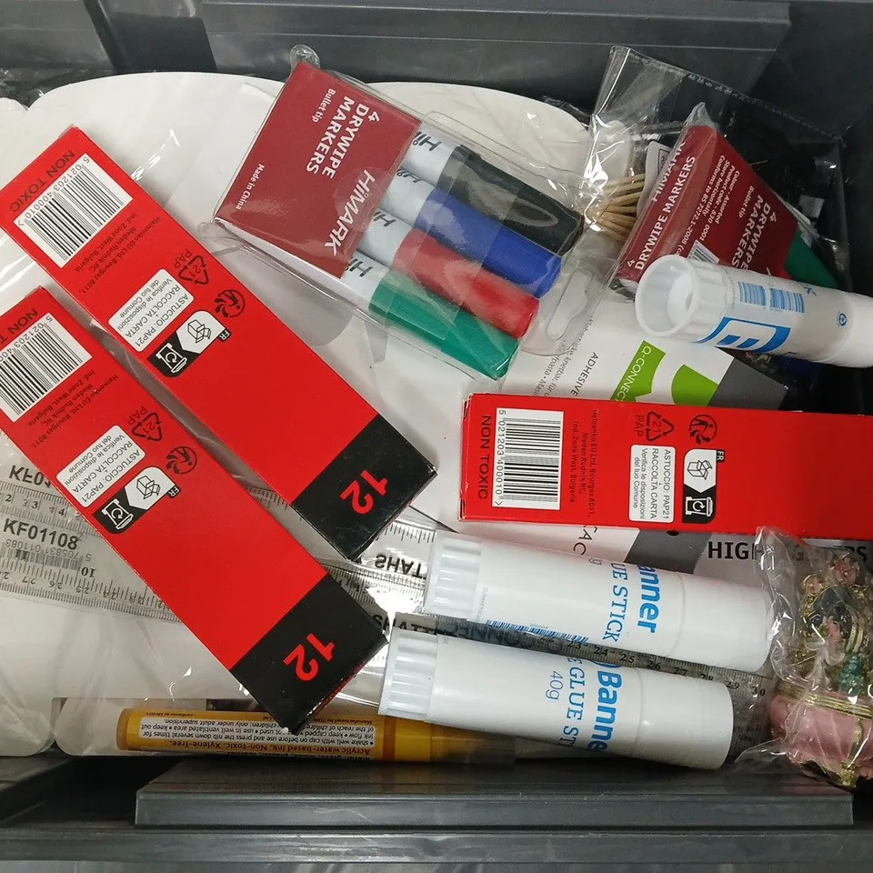 APPROXIMATELY 15 ASSORTED HOUSEHOLD ITEMS TO INCLUDE DRYWIPE MARKERS, TOOLZONE SPLITTING CHISEL, BALLOONS, ETC
