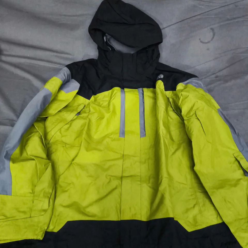 THE NORTH FACE TWO TONE JACKET IN GREEN/BLACK - LARGE