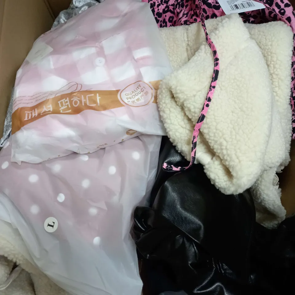 BOX OF APPROXIMATELY 25 ASSORTED CLOTHING ITEMS TO INCUDE - WALLET , CARGOS , JEANS ETC