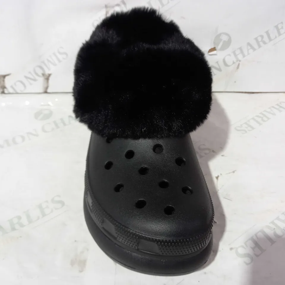 BOXED PAIR OF CROCS CLASSC FUREVER CRUSH FAUX FUR LINED SHOES IN BLACK UK SIZE M5/W6