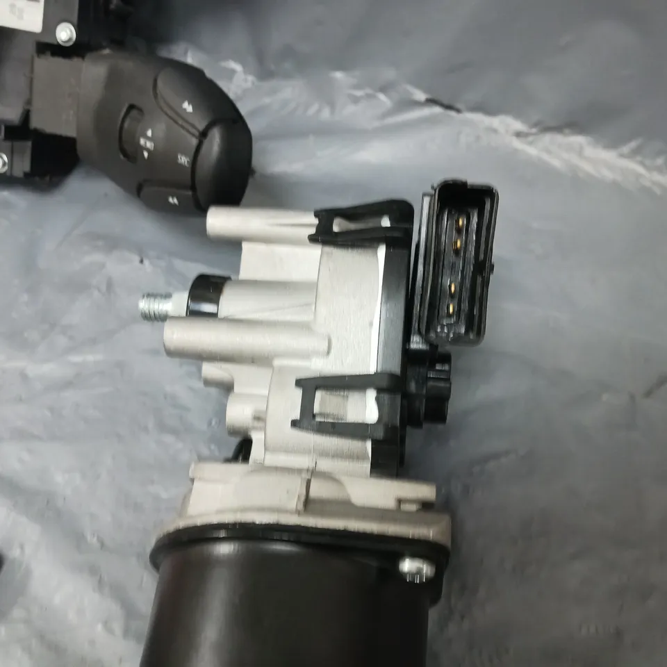 APPROXIMATELY FIVE ASSORTED CAR PARTS  TO INCLUDE; PEOGEOT 207 SQUIB WITH THE STALKS, WINDOW REGULATOR MOTOR AND TOW IRONS