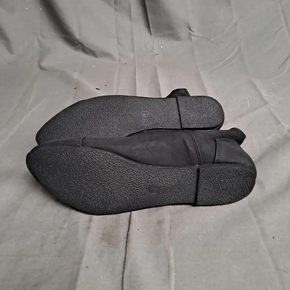 BOXED LOT OF APPROX. 20 PAIRS OF LADIES BLACK BOOTS. VARIOUS SIZES