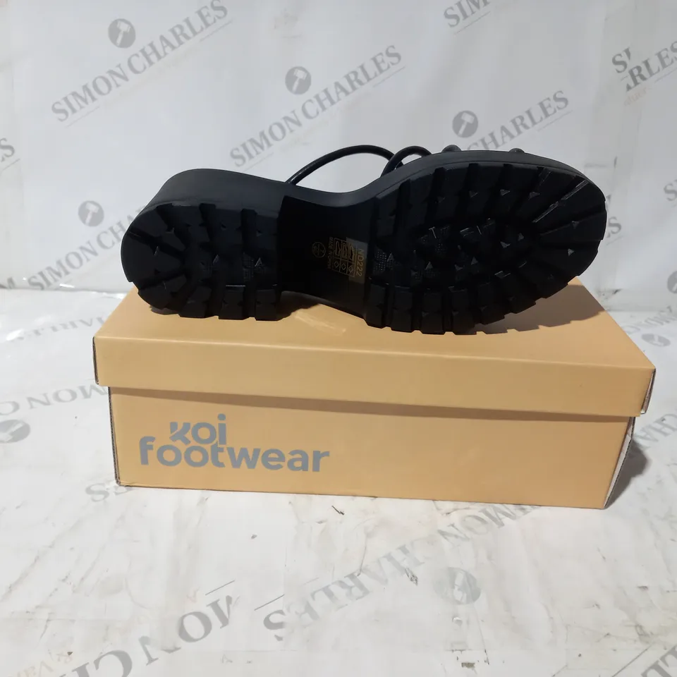 BRAND NEW BOXED PAIR OF KOI VEGAN BLOOMING DAISY OASIS STRAPPY SLIDERS IN BLACK - UK SIZE 7