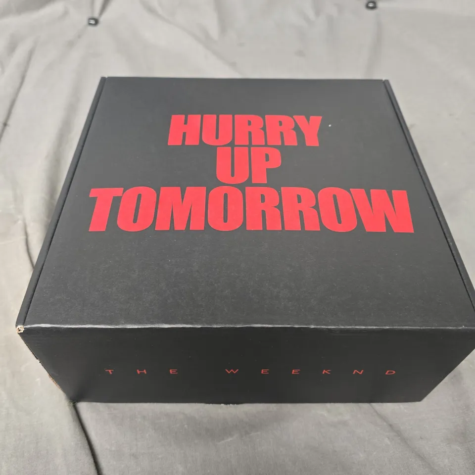 HURRY UP TOMORROW 00XO EDITION BOX SET HOODIE 001 SIZE XL