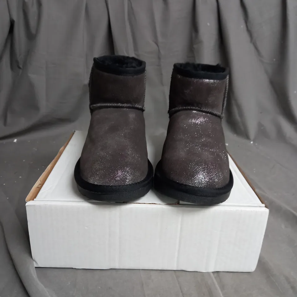 BOXED LOW GLITTER SHOES SIZE 5 