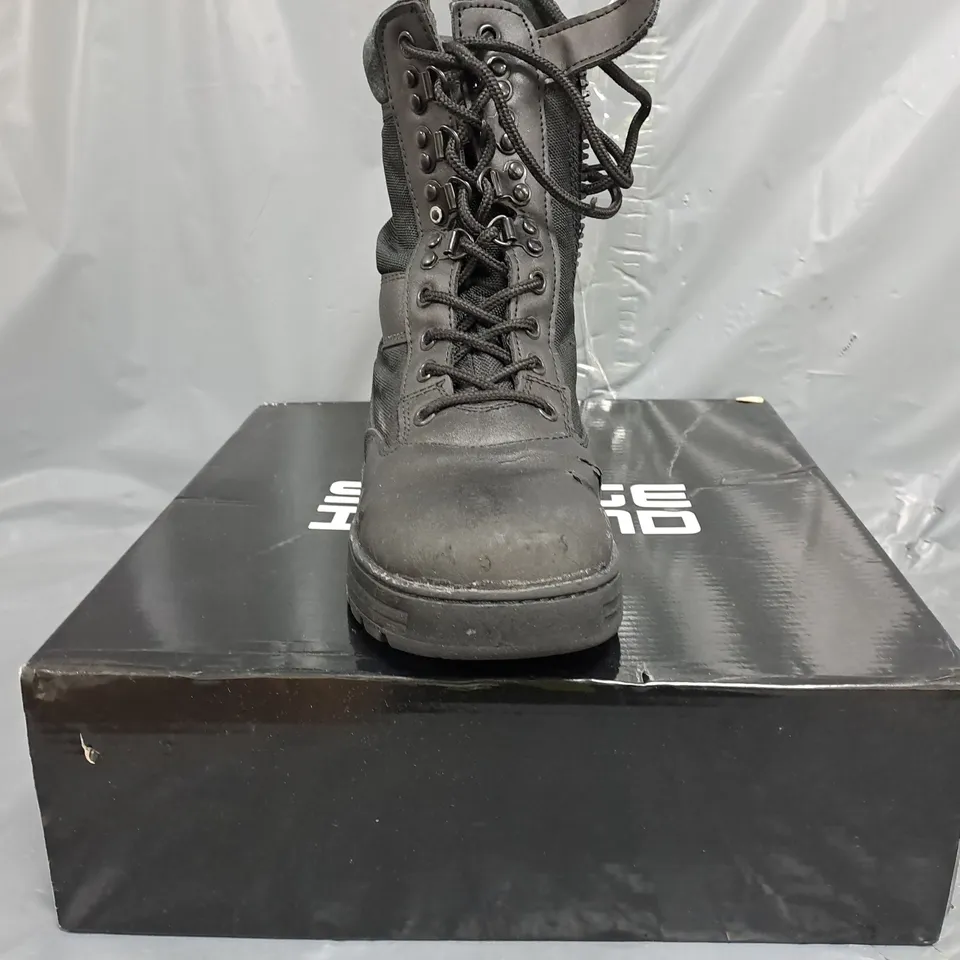 BOXED PAIR OF SAVAGE ISLAND LEATHER MILITARY/SECURITY BOOTS IN BLACK SIZE UK 5