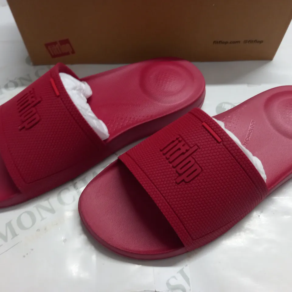 BOXED PAIR OF FITFLOP IQUSHION SLIDES IN SCARLETT RED - SIZE 6