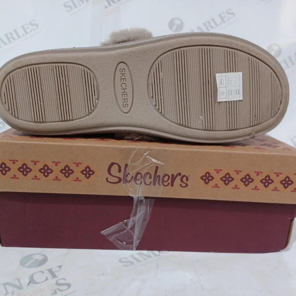 BOXED PAIR OF SKECHERS COZY SLIPPERS IN TAUPE SIZE 7