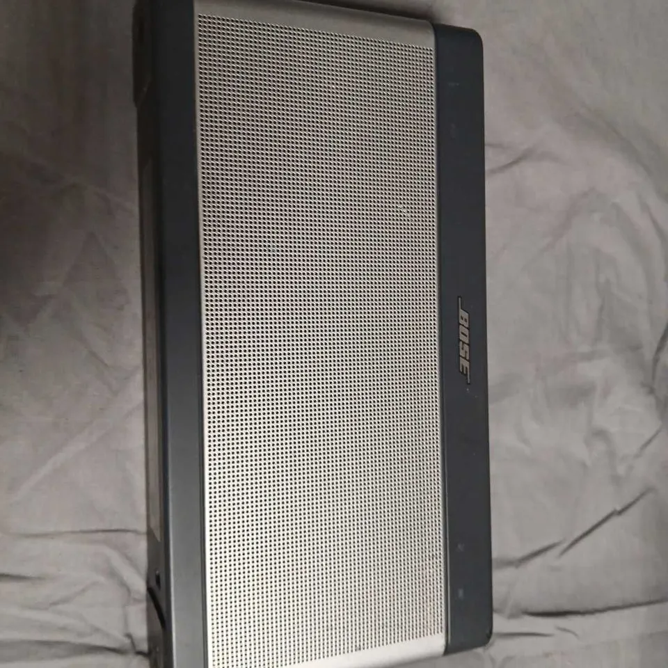 BOSE SOUNDDOCK-STYLE SPEAKER WITH BLUETOOTH & AUX 
