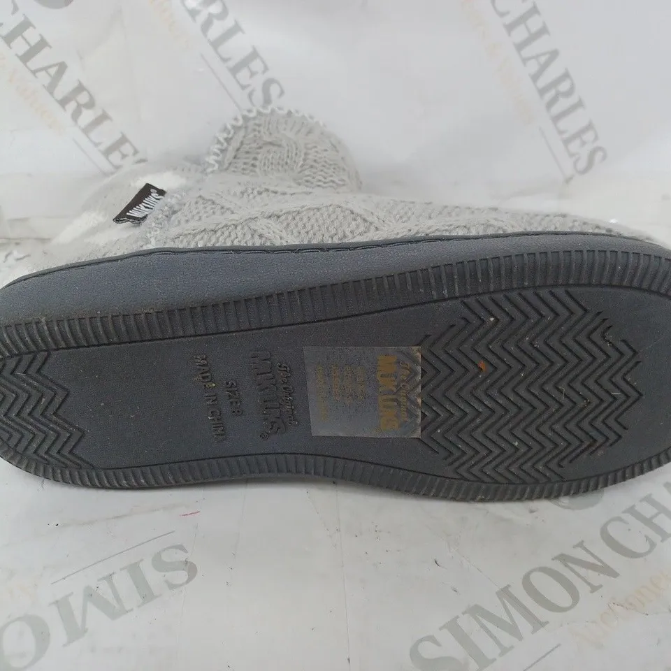 2 PAIRS OF MUKLUKS SLIP ON FLEECE/KNIT EFFECT SLIPPERS IN SALMON PINK SIZE 6, GREY SIZE 8