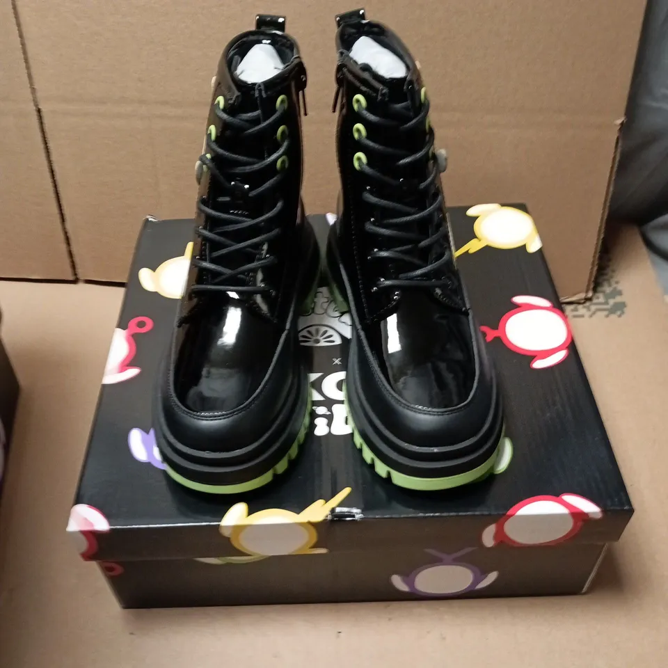 BOXED PAIR OF KOI TUBBYTRONIC KIDZ DIPSY HEAD BOOTS - KIDS UK SIZE 1