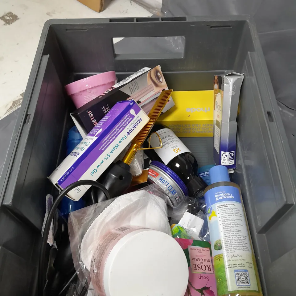 APPROXIMATELY 20 ASSORTED COSMETICS PRODUCTS TO INCLUDE - FEMFRESH WASH, AQUAFRESH TOOTHPASTE AND DUREX STIMULATING GEL ETC. 