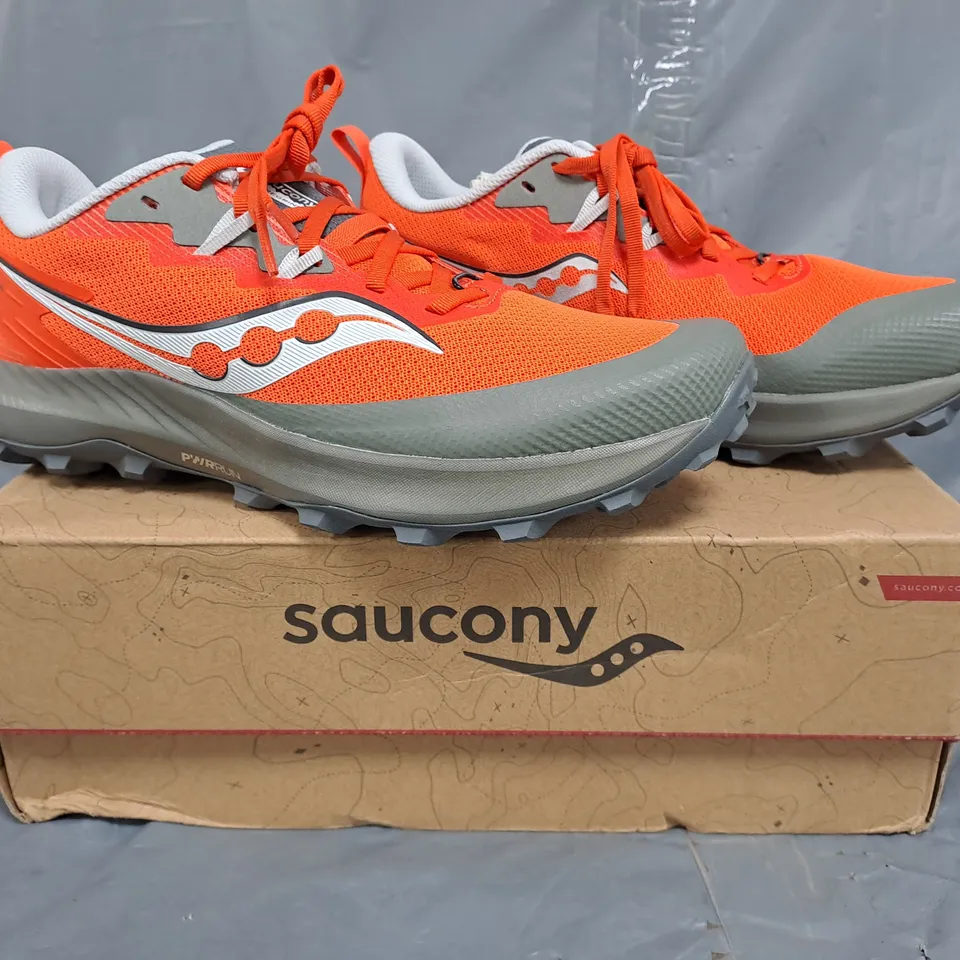 BOXED PAIR OF SAUCONY PEREGRINE 14 SHOES IN GREY/ORANGE SIZE UK 9