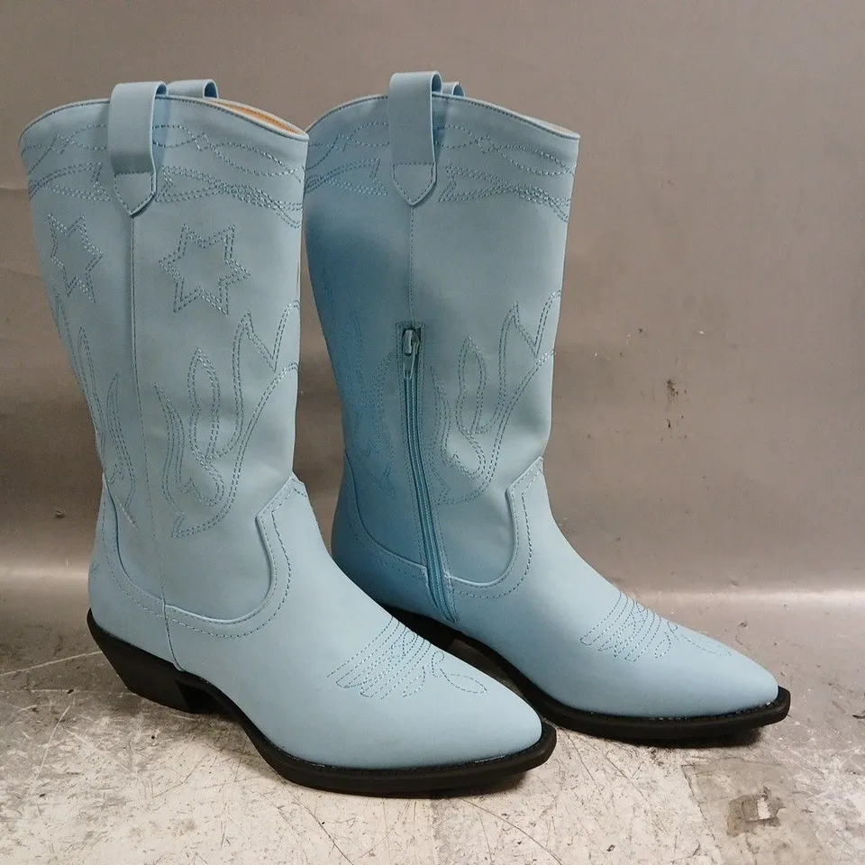 BOXED PAIR OF KOI SLINGSTAR COWBOY BOOTS IN BLUE SIZE UK 7