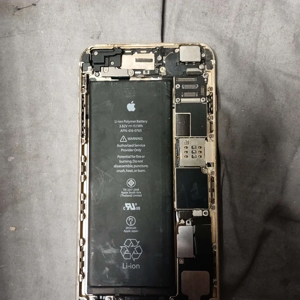 LOT OF APPROXIMATELY 45 ASSORTED PHONE/TABLET PARTS TO INCLUDE APPLE IPAD SHELL AND IPHONE SHELL