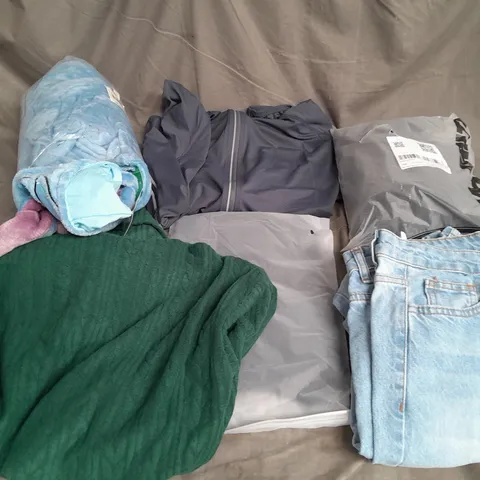 APPROXIMATELY 20 ASSORTED CLOTHING ITEMS IN VARIOUS SIZES AND STYLES TO INCLUDE - LILO & STITCH DRESSING GOWN, DRESS, JEANS, ETC