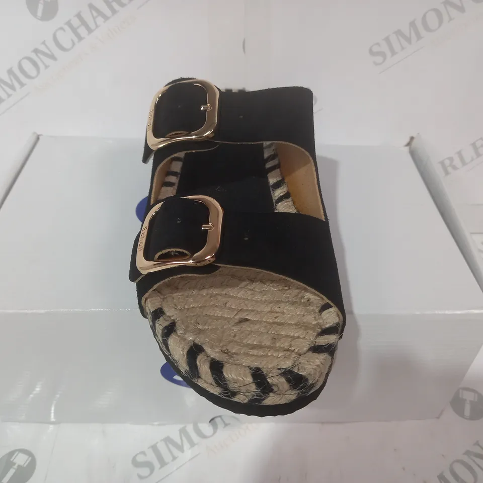 BOXED PAIR OF SCHOLL OPEN TOE SANDALS IN BLACK SIZE 7