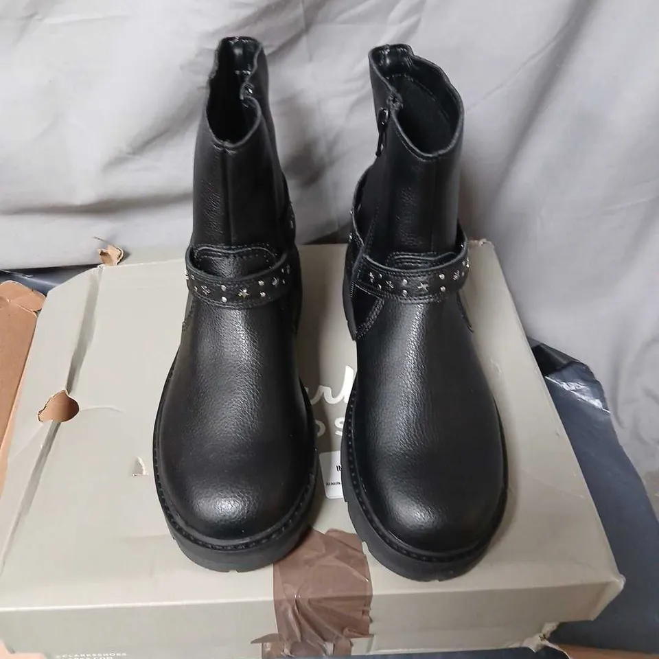 CLARKS KIDS PRAGUESHINE K BLACK LEATHER BOOTS – UK 4 (EU 37)